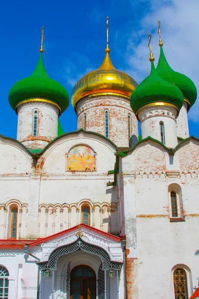 Rosja. Mieście Suzdal. Zimą. Cerkiew prawosławna. — Zdjęcie stockowe