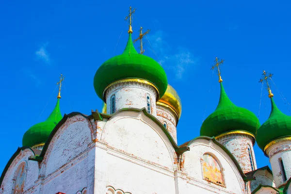 Rosja. Mieście Suzdal. Zimą. Cerkiew prawosławna. — Zdjęcie stockowe