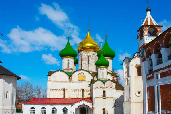 Rosja. Mieście Suzdal. Zimą. Cerkiew prawosławna. — Zdjęcie stockowe