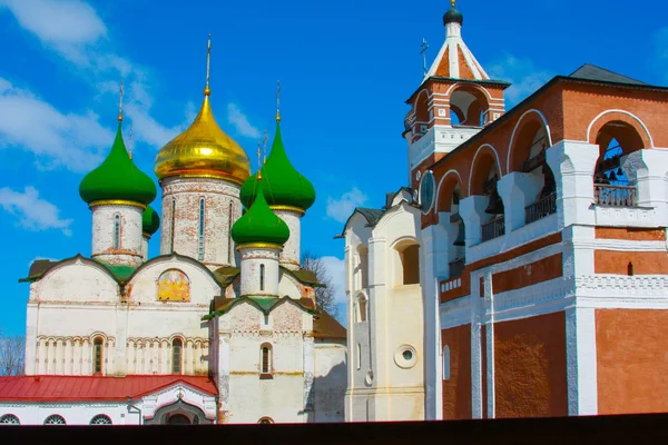 Rosja. Mieście Suzdal. Zimą. Cerkiew prawosławna. — Zdjęcie stockowe
