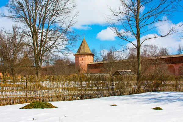 Ryssland. Staden Suzdal. Vinter. En ortodox kyrka. — Stockfoto