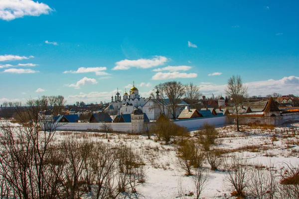 Russland. die Stadt Susdal. Winter. eine orthodoxe Kirche. — Stockfoto
