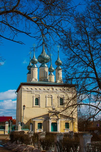 A Rússia. A cidade de Suzdal. Inverno. Igreja Ortodoxa . — Fotografia de Stock