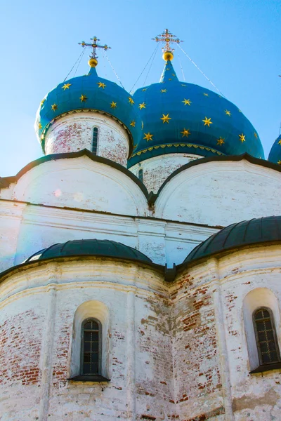 Rosja. Mieście Suzdal. Zimą. Cerkiew prawosławna. — Zdjęcie stockowe