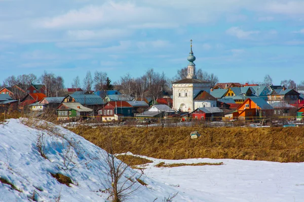 Rosja. Mieście Suzdal. Zimą. Cerkiew prawosławna. — Zdjęcie stockowe