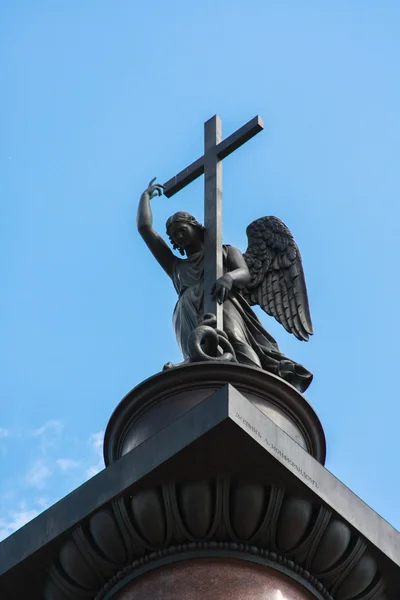 Rússia, São Petersburgo. Anjo com a coluna de Alexander — Fotografia de Stock