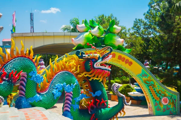 Parque muy bonito, moderno y grande en la ciudad Ho Chi Minh . — Foto de Stock