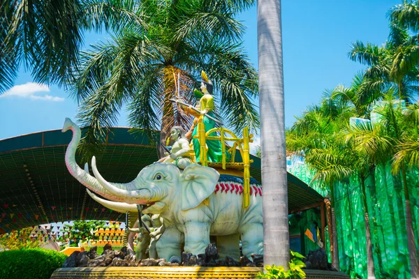 Parque muy bonito, moderno y grande en la ciudad Ho Chi Minh . — Foto de Stock