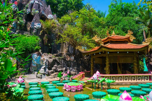 Βουδιστική παλάτι και τα νούφαρα στο νερό σε Vietnam.Asia. — Φωτογραφία Αρχείου