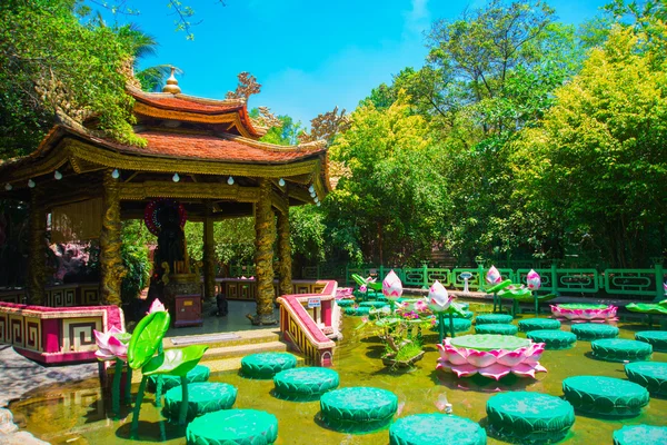 Palácio Budista e os lírios de água na água no Vietnam.Ásia . — Fotografia de Stock