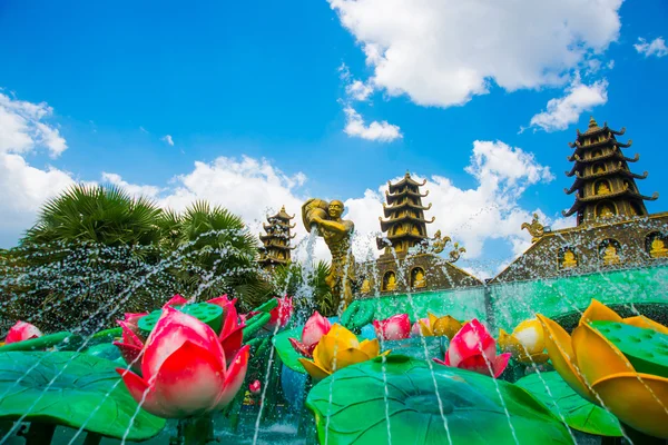 Boeddhistische paleis en de waterlelies in het water in Vietnam.Asia. — Stockfoto