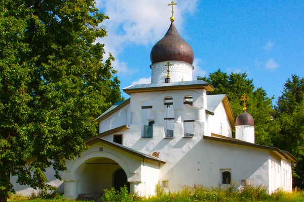 Маленькая церковь в России летом — стоковое фото