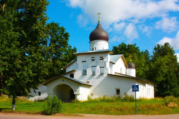 Una pequeña iglesia en Rusia en el verano —  Fotos de Stock