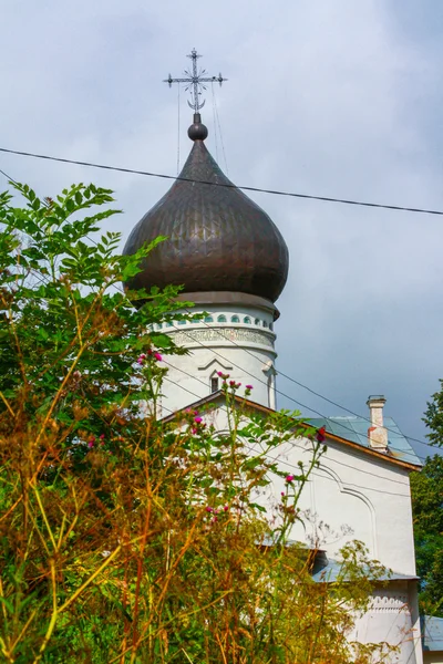 Маленькая церковь в России летом — стоковое фото