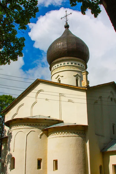 Een kleine kerk in Rusland in de zomer — Stockfoto