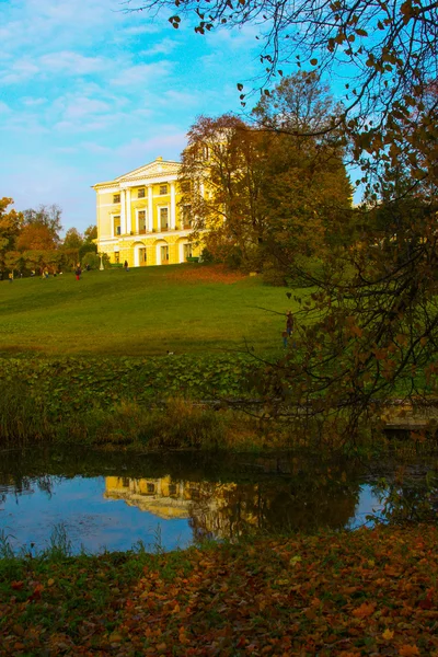 Het paleis in Pavlovsk. Herfst. — Stockfoto