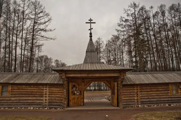 Igreja de madeira em Rússia — Fotografia de Stock