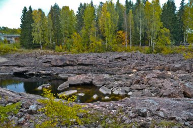 Sonbahar. Dağ ve nehir.