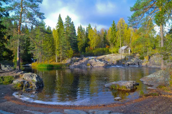 Hösten. Bergen och floden. — Stockfoto