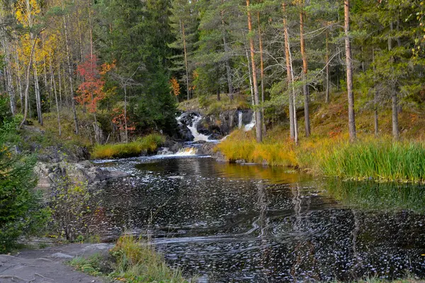 Hösten. Bergen och floden. — Stockfoto