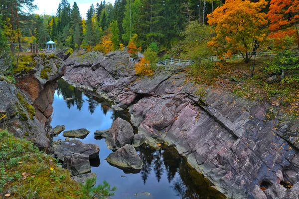 Herfst. Bergen en de rivier. — Stockfoto