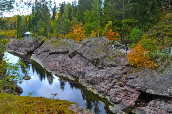 Herfst. Bergen en de rivier. — Stockfoto