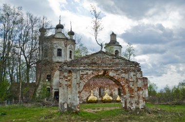 Rusya'nın eski yıkık kilise
