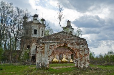 Rusya'nın eski yıkık kilise