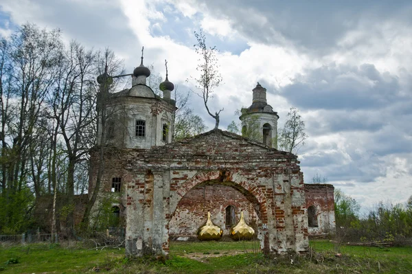 Alte zerstörte Kirche in Russland — Stockfoto