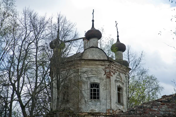 Старая разрушенная церковь в России — стоковое фото