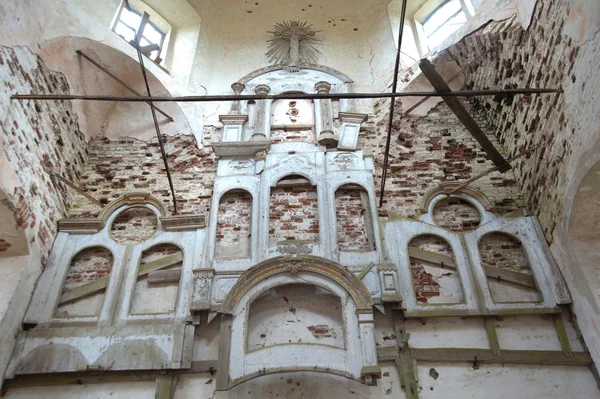 Alte zerstörte Kirche in Russland — Stockfoto