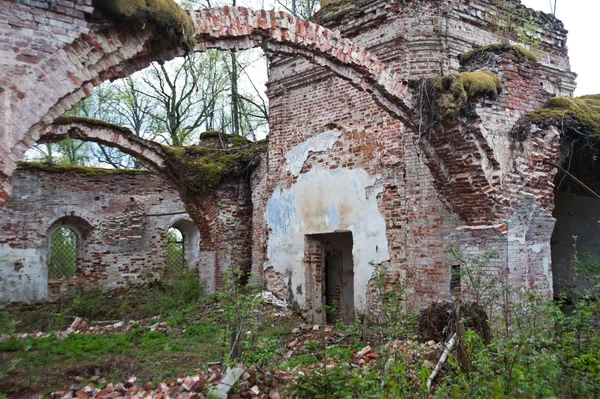 Antigua iglesia en ruinas en Rusia —  Fotos de Stock