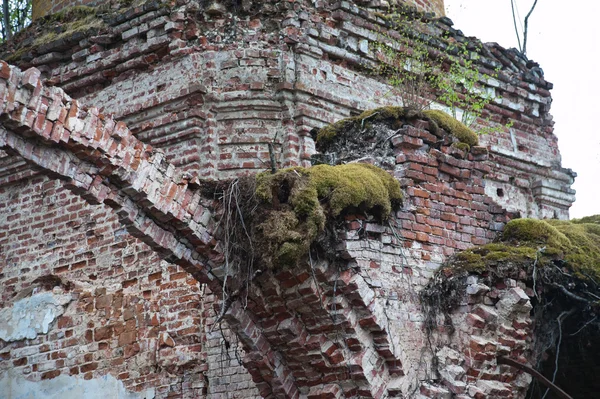 Antigua iglesia en ruinas en Rusia — Foto de Stock