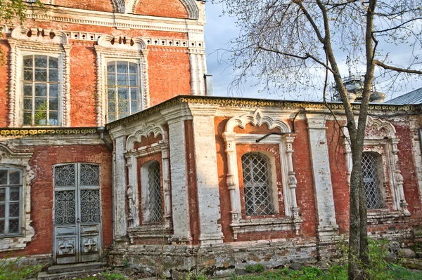 Igreja de tijolo na Rússia — Fotografia de Stock