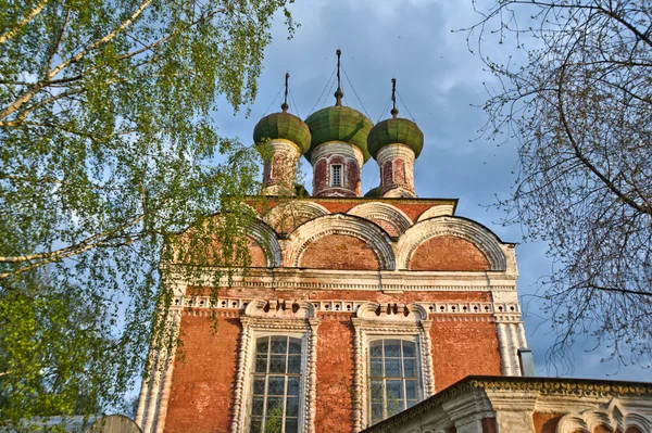 Bakstenen kerk in Rusland — Stockfoto