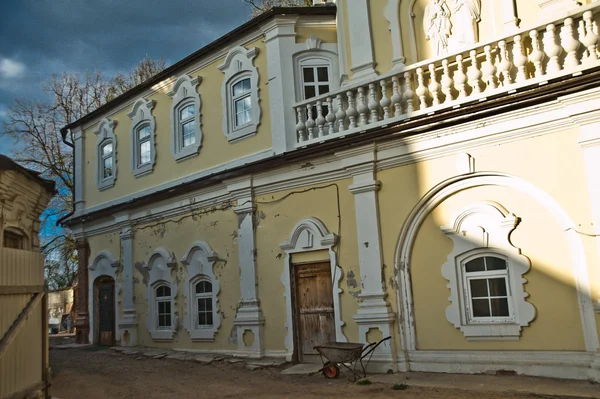 Bakstenen kerk in Rusland — Stockfoto