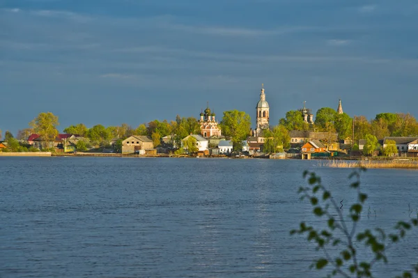 Widoki na jezioro i miasto w Rosji — Zdjęcie stockowe