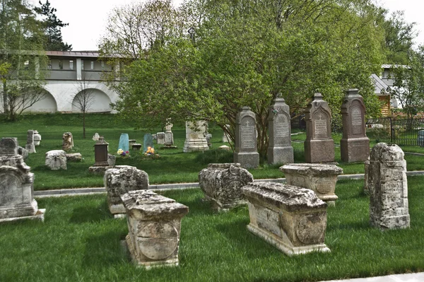 El antiguo monasterio en Rusia.Un cementerio con tumbas — Foto de Stock