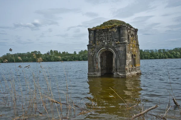 L'Eglise, qui est située dans l'eau en Russie — Photo