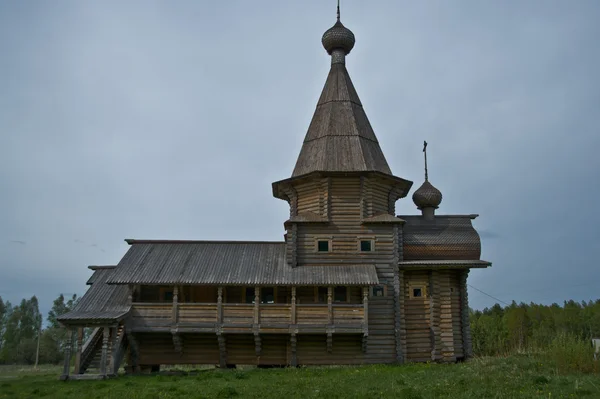 Ξύλινο πλαίσιο εκκλησία στη Ρωσία με την πηγή του Δνείπερου — Φωτογραφία Αρχείου