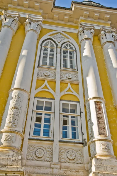 Um antigo mosteiro da cor amarela na Rússia — Fotografia de Stock