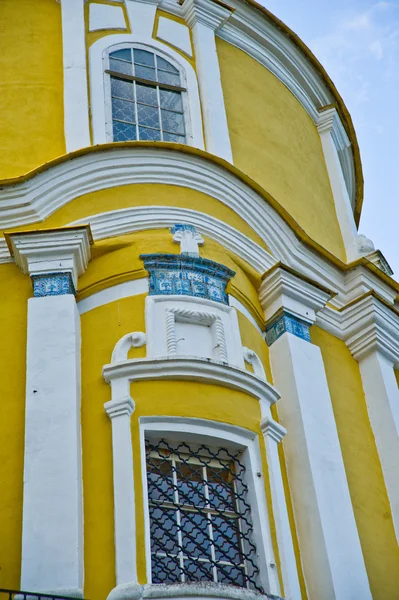 An ancient monastery of the yellow color in Russia — Stock Photo, Image