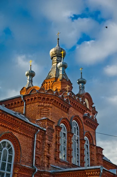 Oude bakstenen kerk in Rusland — Stockfoto