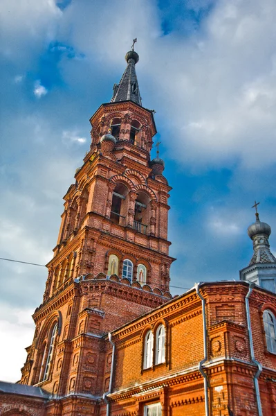 Starý cihlový kostel v Rusku — Stock fotografie