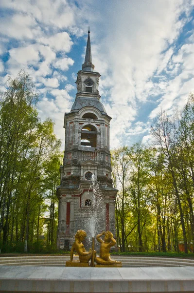 Starý kostel v Rusku a kašna s chlapci statuetki — Stock fotografie