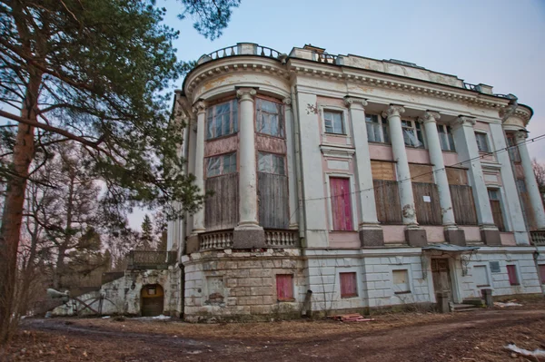 An abandoned old mansion in Russia.Estate Demidovs in Thais — Stock Photo, Image