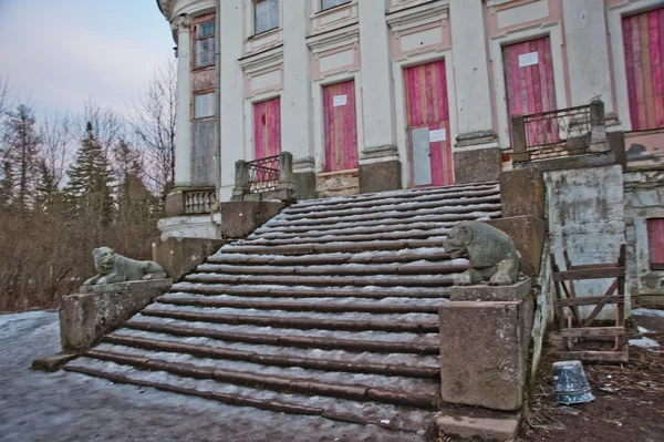 An abandoned old mansion in Russia.Fragments of the manor Demidov.The stairs — Stock Photo, Image