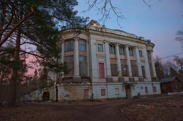 An abandoned old mansion in Russia.An abandoned old mansion in Russia.Estate Demidovs in Thais — Stock Photo, Image