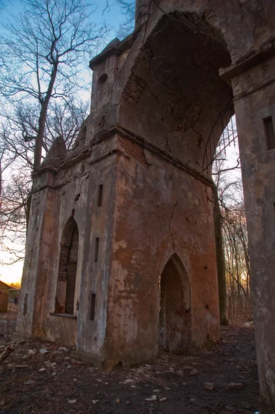 El viejo arco en ruinas en el estilo gótico en Rusia en la mansión en ruinas —  Fotos de Stock