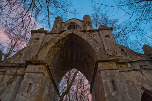 Der alte zerstörte Bogen im gotischen Stil in Russland in der Ruine des Schlosses — Stockfoto